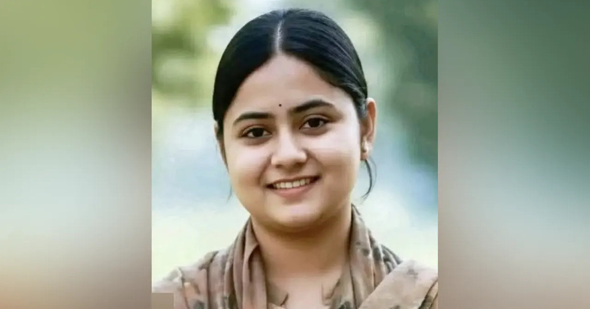 ‘খুঁইজেন না, বয়ফ্রেন্ডের সঙ্গে আছি’