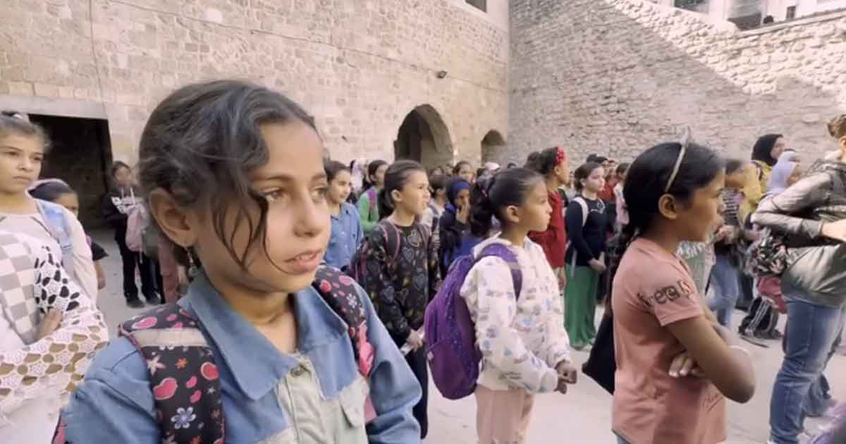 ত্রাণের কার্ডবোর্ডে নোট, যুদ্ধের মাঝেও গাজার ছাত্রীর পরীক্ষায় ৯৭.৯% নম্বর