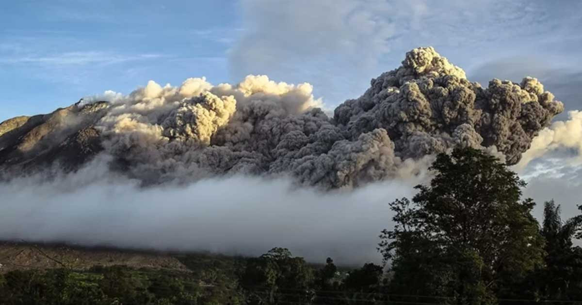 জাপানে অগ্ন্যুৎপাত, ৪৪০০ মিটার ওপর উড়ছে ছাই