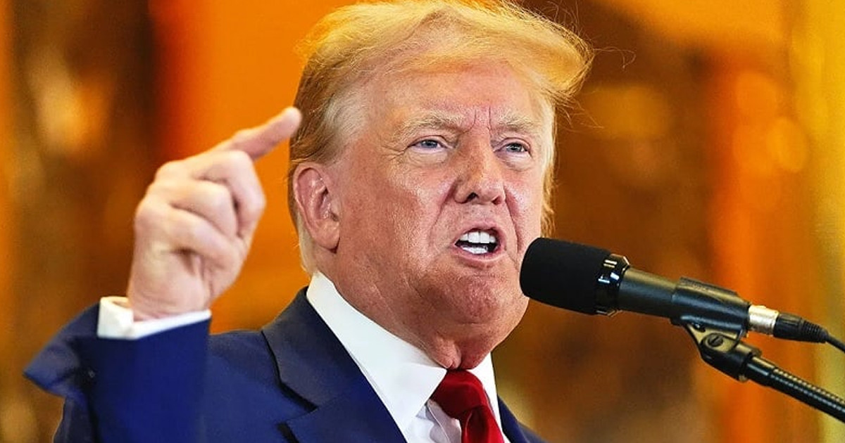 ভেনেজুয়েলায় হামলার জন্য ক্যারিবীয় অঞ্চলে ১২ যুদ্ধজাহাজ ও সেনা মোতায়েন ট্রাম্পের