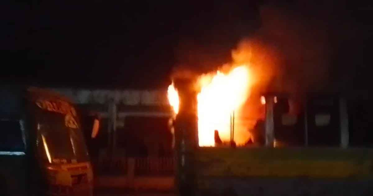 ধামরাইয়ে বাসে আগুন