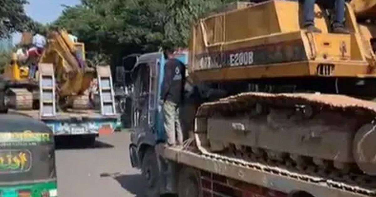 দুটি বুলডোজার নিয়ে ধানমন্ডি ৩২-এর দিকে যাচ্ছে একদল তরুণ