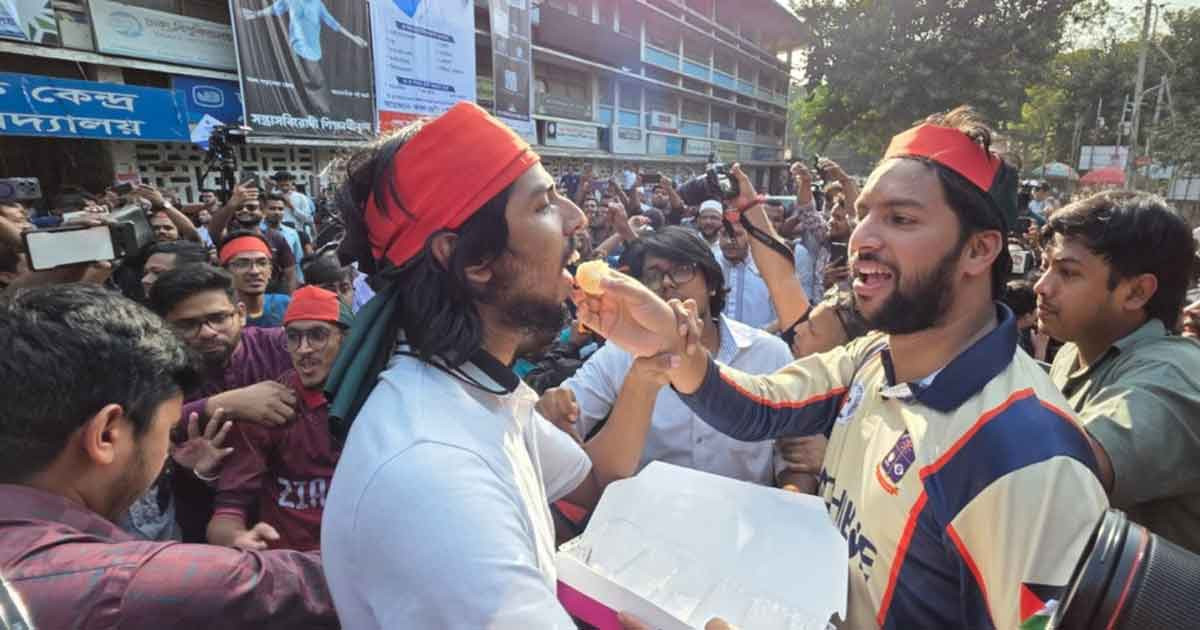 হাসিনার মৃত্যুদণ্ডের রায়ে টিএসসি'তে উল্লাস, মিষ্টি বিতরণ