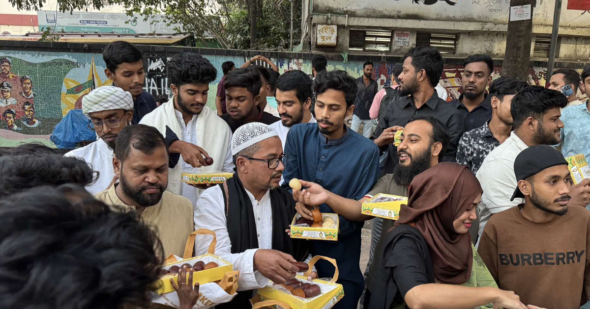 হাসিনার ফাঁসির রায়ে নারায়ণগঞ্জে মিষ্টি বিতরণ