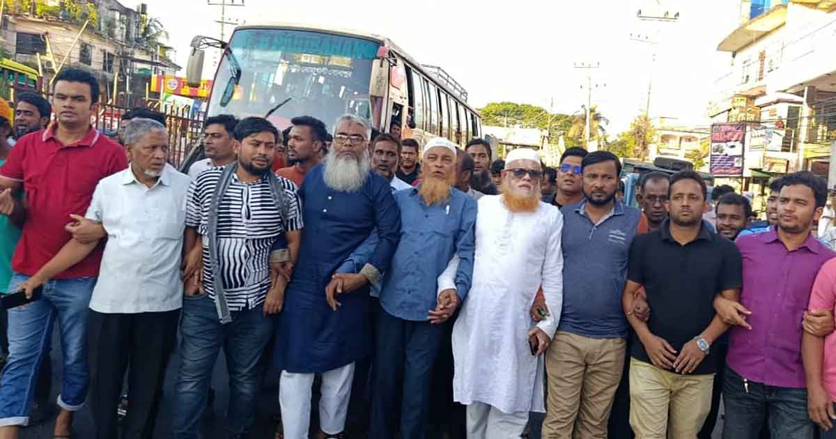 হাসিনার ফাঁসির রায়ে খুশিতে নোয়াখালীতে মিষ্টি বিতরণ