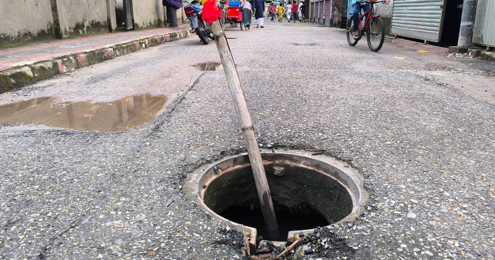 ম্যানহোল থেকে ভেসে আসছিল চিৎকার, ঢাকনা খুলেই চাঞ্চল্য