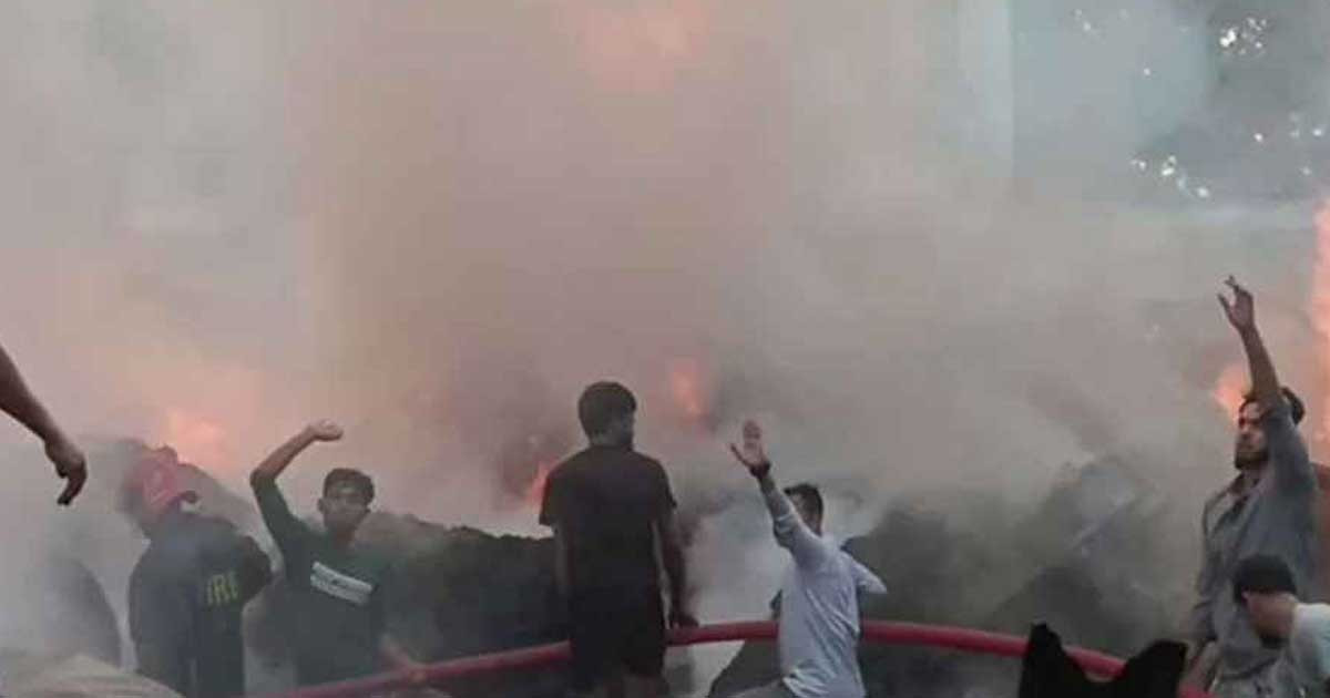 টঙ্গীতে বস্তার গুদামে আগুন