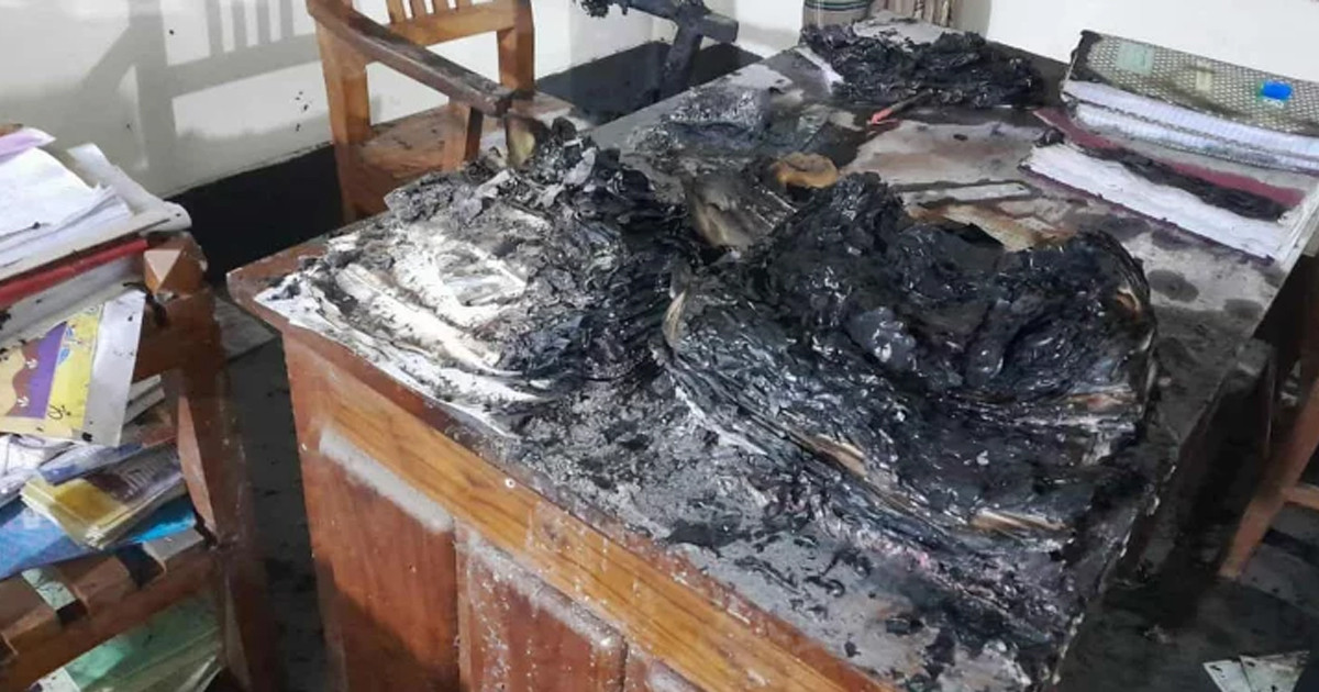 মাগুরায় গ্রামীণ ব্যাংকের শাখায় দুর্বৃত্তদের আগুন