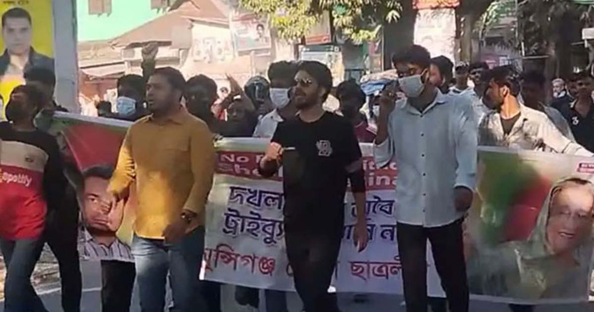 পুলিশের সামনে নিষিদ্ধ ছাত্রলীগের মিছিল, এসআই ক্লোজড