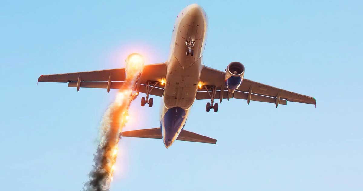 অবতরণের সময় রানওয়ে থেকে ছিটকে বিমানে আগুন, অতঃপর...