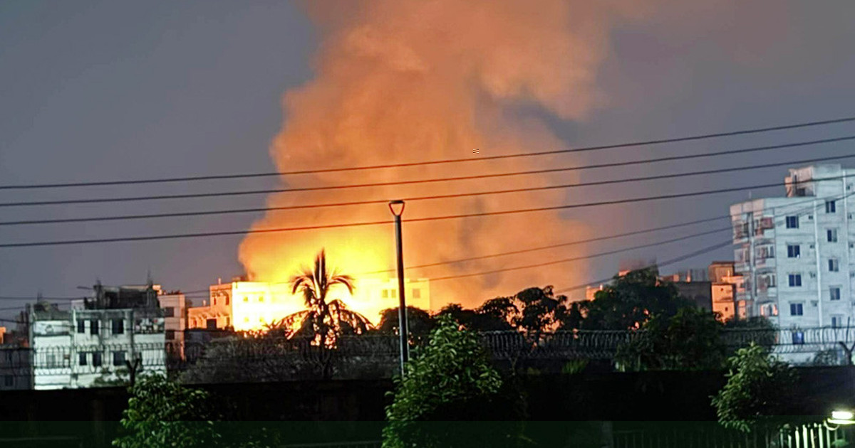 রাজধানীর কুড়াতলীতে আগুন