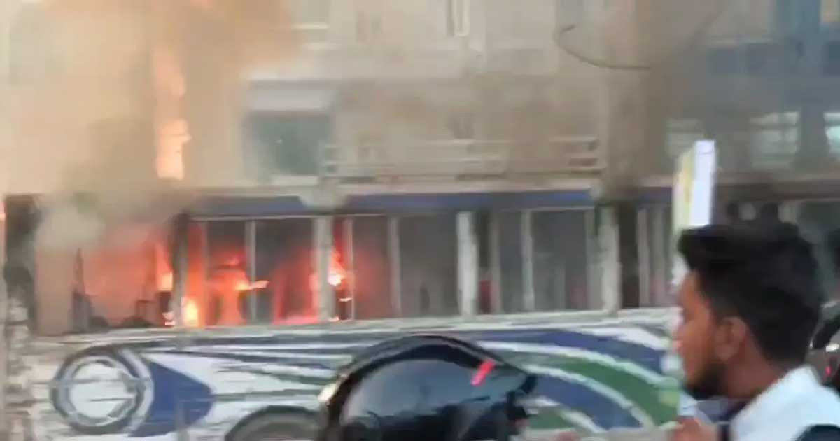 সাভারে চলন্ত বাসে আগুন