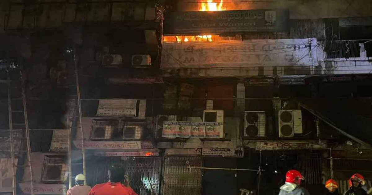 গভীর রাতে রাজধানীতে ভয়াবহ আগুন