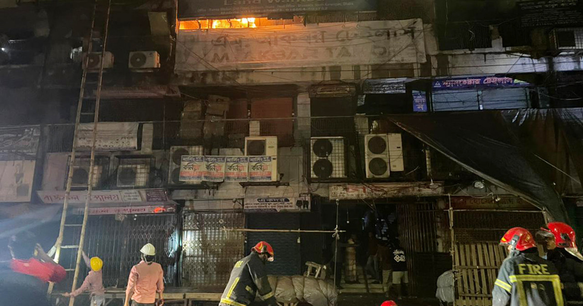 গভীর রাতে রাজধানীর গুলিস্তানে লাগা আগুন নিভল