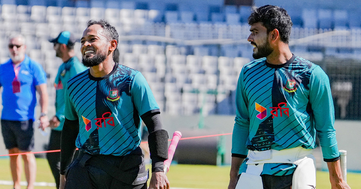 মুশফিকের শততম টেস্টে ব্যাটিংয়ে বাংলাদেশ