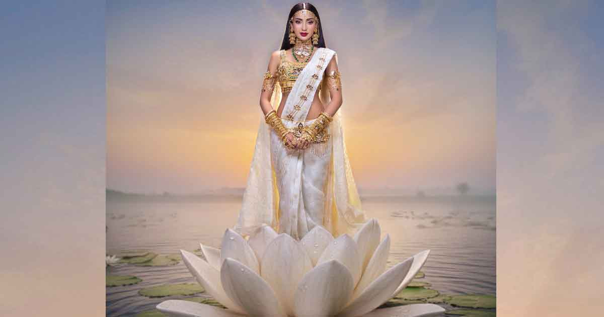 জামদানির সাজে মিস ইউনিভার্সের মঞ্চ রাঙালেন মিথিলা