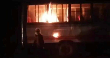 সড়কে দাঁড়িয়ে থাকা বাসে আগুন, অল্পের জন্যে প্রাণে বাঁচলো চালক