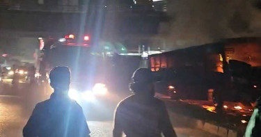 রাজধানীতে বাসে আগুন, থেমে থেমে বিস্ফোরণের শব্দ