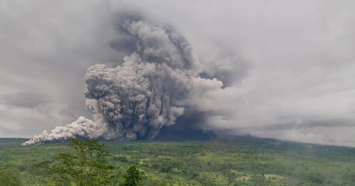 জেগেছে আগ্নেয়গিরি- আকাশে ছাই ও ধোঁয়ার কুণ্ডলী, সর্বোচ্চ সতর্কতা জারি