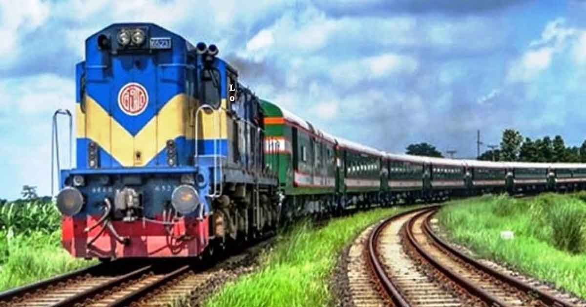 চলন্ত ট্রেনে পেট্রোল বোমা নিক্ষেপ