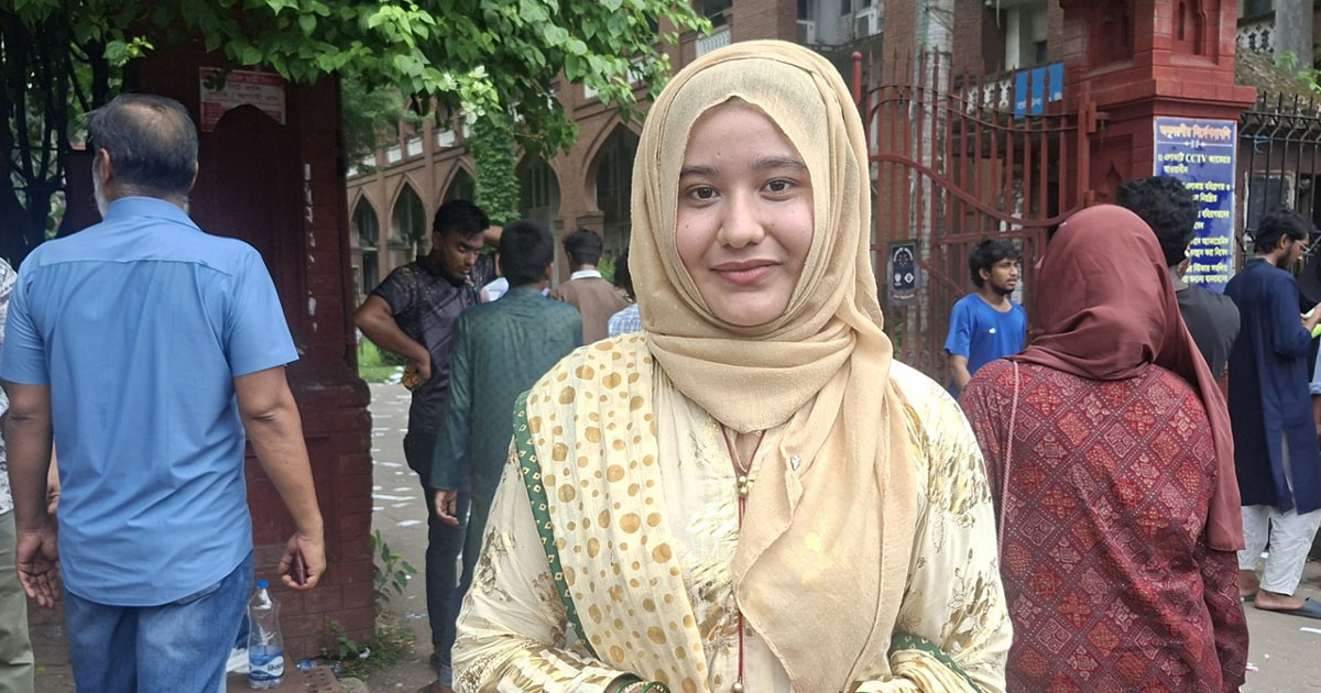 ডাকসুর সদস্য রাফিয়ার বাড়িতে ককটেল নিক্ষেপ, গান পাউডার দিয়ে অগ্নিসংযোগ