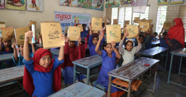 শিশুদের মোবাইল আসক্তি কমাতে শিক্ষা সামগ্রী উপহার দিল বসুন্ধরা শুভসংঘ