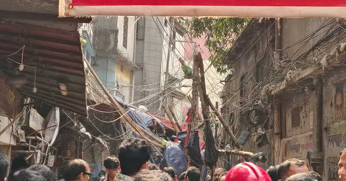 রেলিং পড়ে বংশালে নিহত ৩