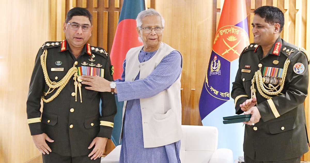 সেনাপ্রধানকে ‘সেনাবাহিনী পদক’ দিলেন প্রধান উপদেষ্টা