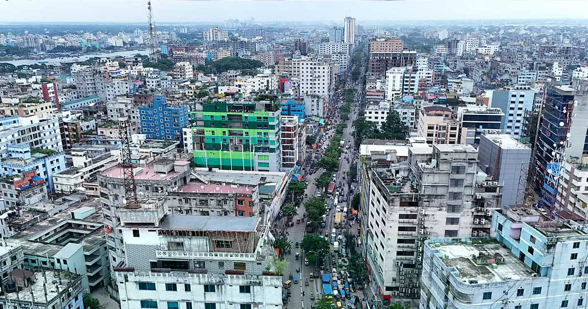 ভূমিকম্পে কোথাও হেলে পড়েছে ভবন, কোথাও ফাটল