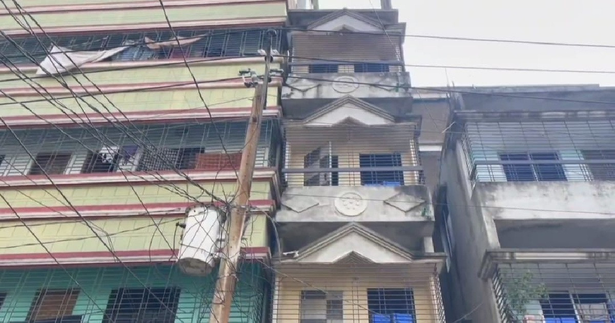 ধামরাইয়ে ভূমিকম্পে আরও হেলে পড়েছে করিডর ভবন