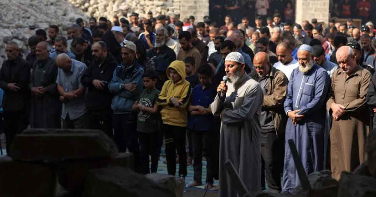 ইসরায়েলি হামলায় ক্ষতিগ্রস্ত গ্রেট ওমরী মসজিদে জুমার নামাজ আদায় গাজাবাসীর