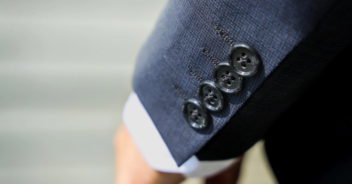 কোটের হাতাতে অতিরিক্ত বোতাম,  লুকিয়ে আছে যে রহস্য