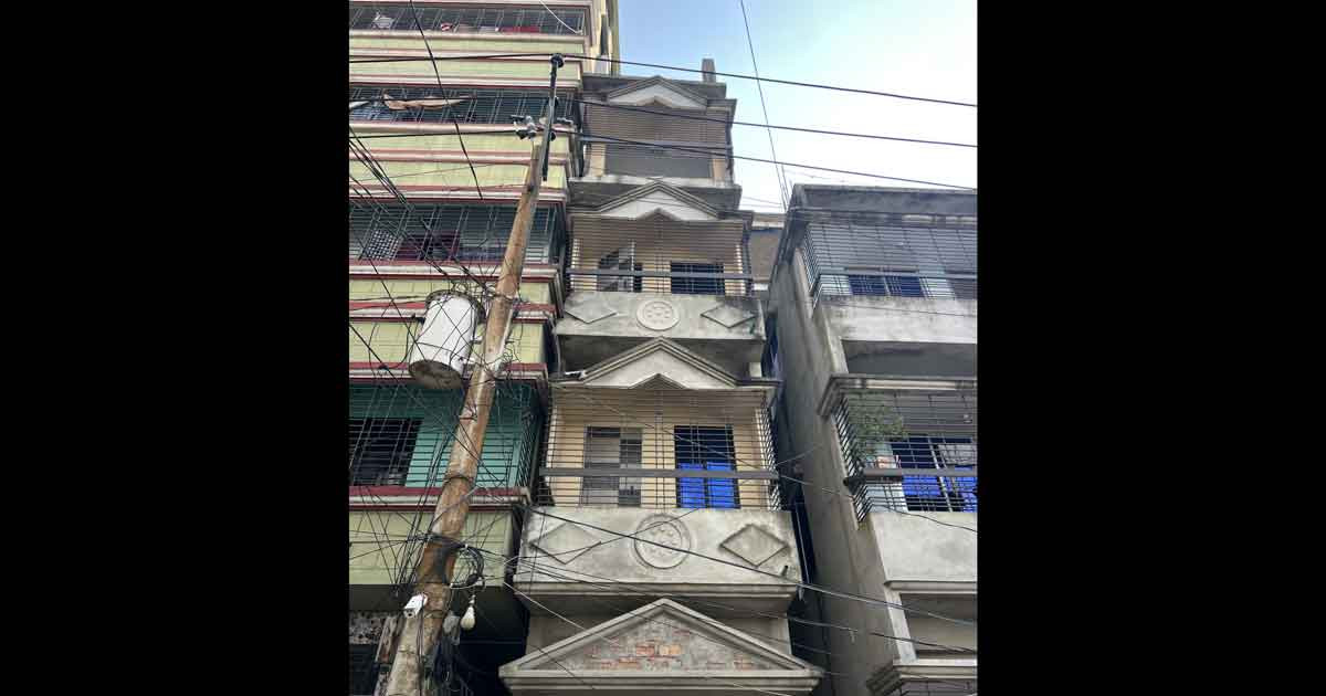 ভেঙে ফেলা হচ্ছে ভূমিকম্পে হেলে পড়া সেই ভবন