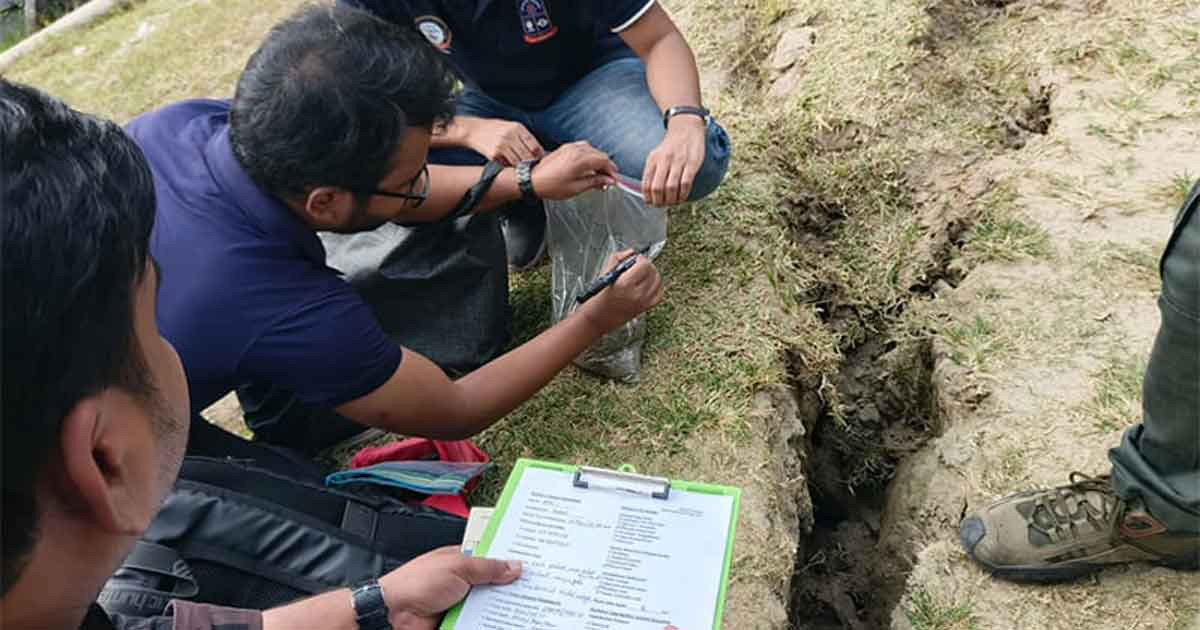 ভূমিকম্পে ৮ ইঞ্চি ফাটল, নমুনা সংগ্রহ