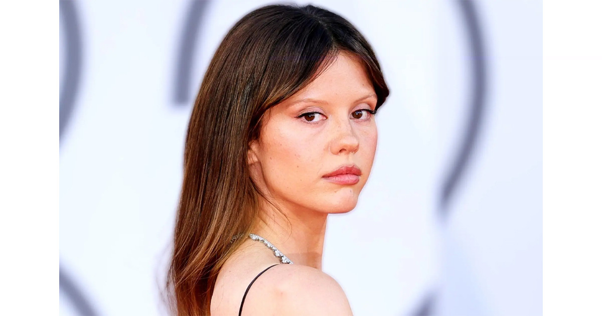 প্রথম সিনেমার শুটিংয়ে নায়কের প্রেমে পড়েন আলোচিত কে এই অভিনেত্রী