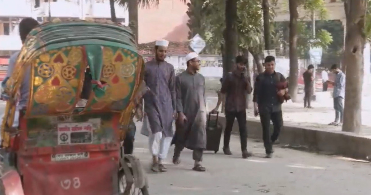 ভূমিকম্প: হল ছাড়ছেন ঢাবি শিক্ষার্থীরা