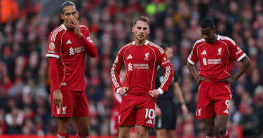 নিজেদের মাঠে তিন গোল হজম লিভারপুলের