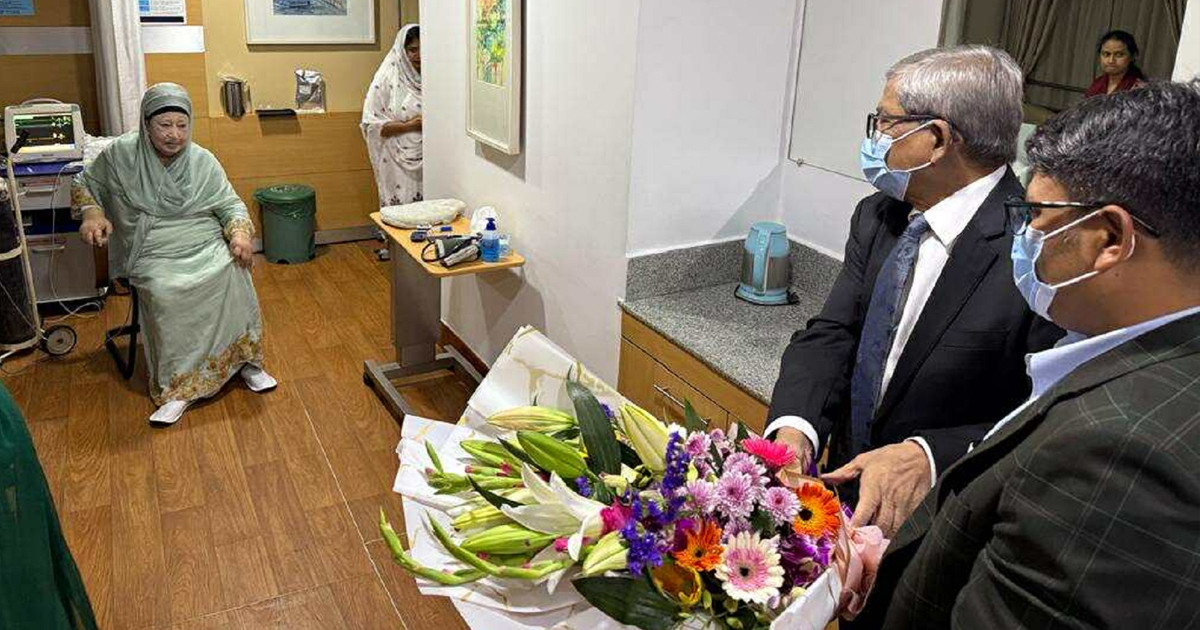 বেগম খালেদা জিয়ার জন্য ফুল পাঠালেন ভুটানের প্রধানমন্ত্রী