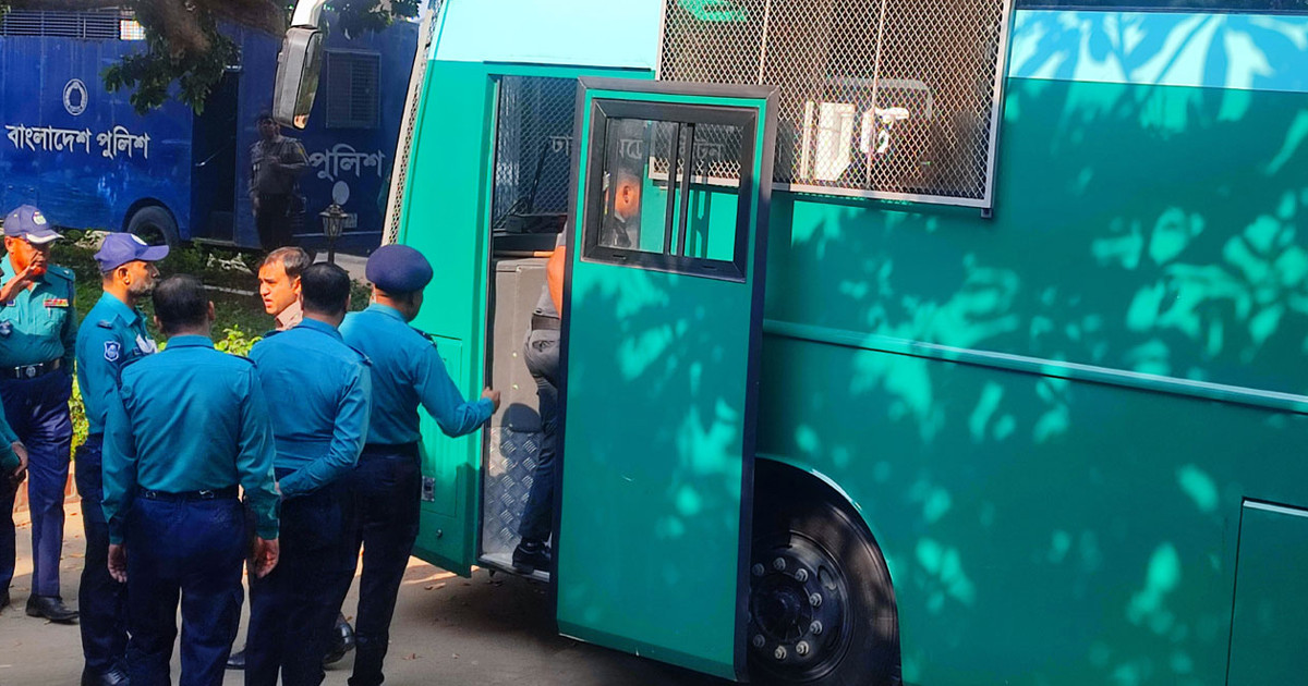 সবুজ প্রিজনভ্যানে ট্রাইব্যুনালে হাজির দুই সেনা কর্মকর্তা