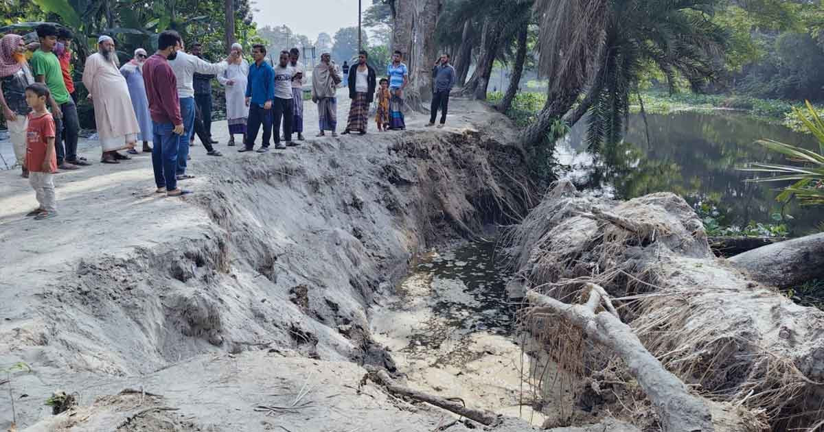 গোপালগঞ্জে ড্রেজার দিয়ে খাল খনন, ভেঙে পড়ছে সড়ক