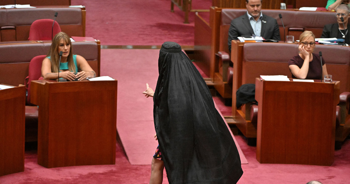 বোরকা পরে পার্লামেন্টে আসায় সমালোচিত সেই সিনেটর ৭ দিনের বরখাস্ত