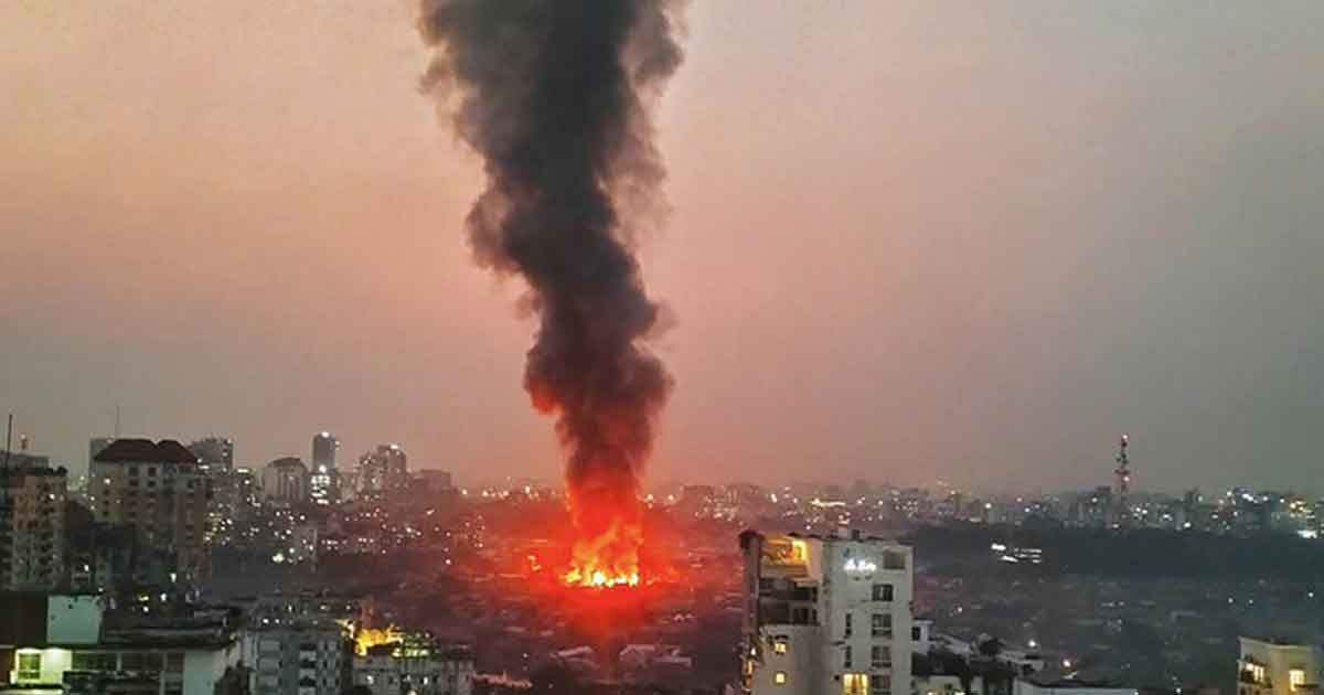 আগুনে পুড়ছে কড়াইল বস্তি, পানি সংকটে পেতে হচ্ছে বেগ