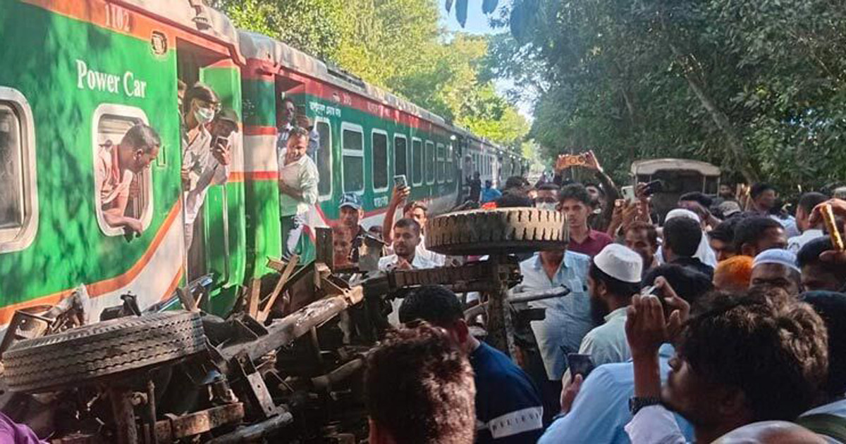 লাইনে উঠে বন্ধ হলো ইঞ্জিন, ট্রেনের ধাক্কায় দুমড়েমুচড়ে গেল পিকআপ