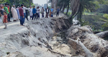 গোপালগঞ্জে ড্রেজার দিয়ে খাল খনন, ভেঙে পড়ছে সড়ক