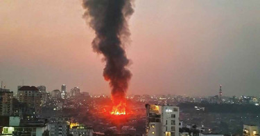 আগুনে পুড়ছে কড়াইল বস্তি, পানি সংকটে পেতে হচ্ছে বেগ