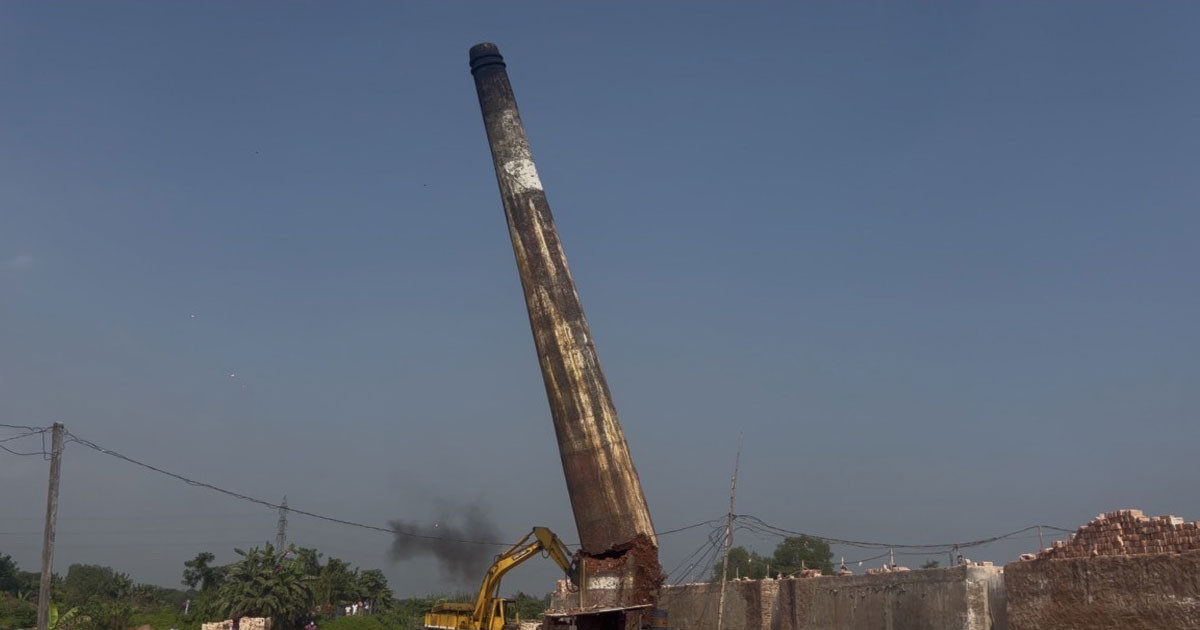 ধামরাইয়ে ইটভাটা ও টায়ার কারখানায় অভিযান, ৬ লাখ টাকা জরিমানা