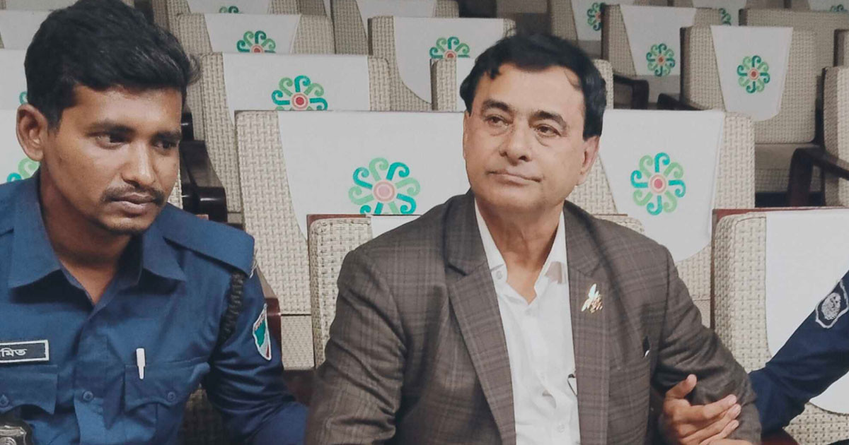 অতিরিক্ত সচিব পরিচয়ে সুবিধা গ্রহণ, প্রতারক আটক