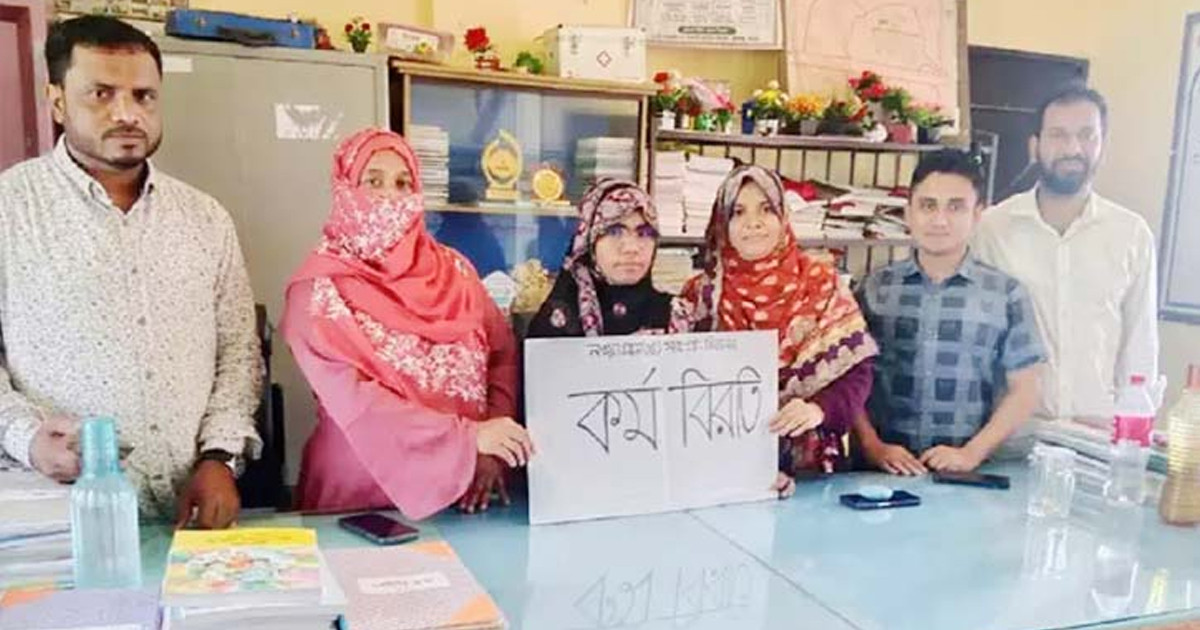 ৩ দাবিতে প্রাথমিক শিক্ষকদের লাগাতার কর্মবিরতি শুরু