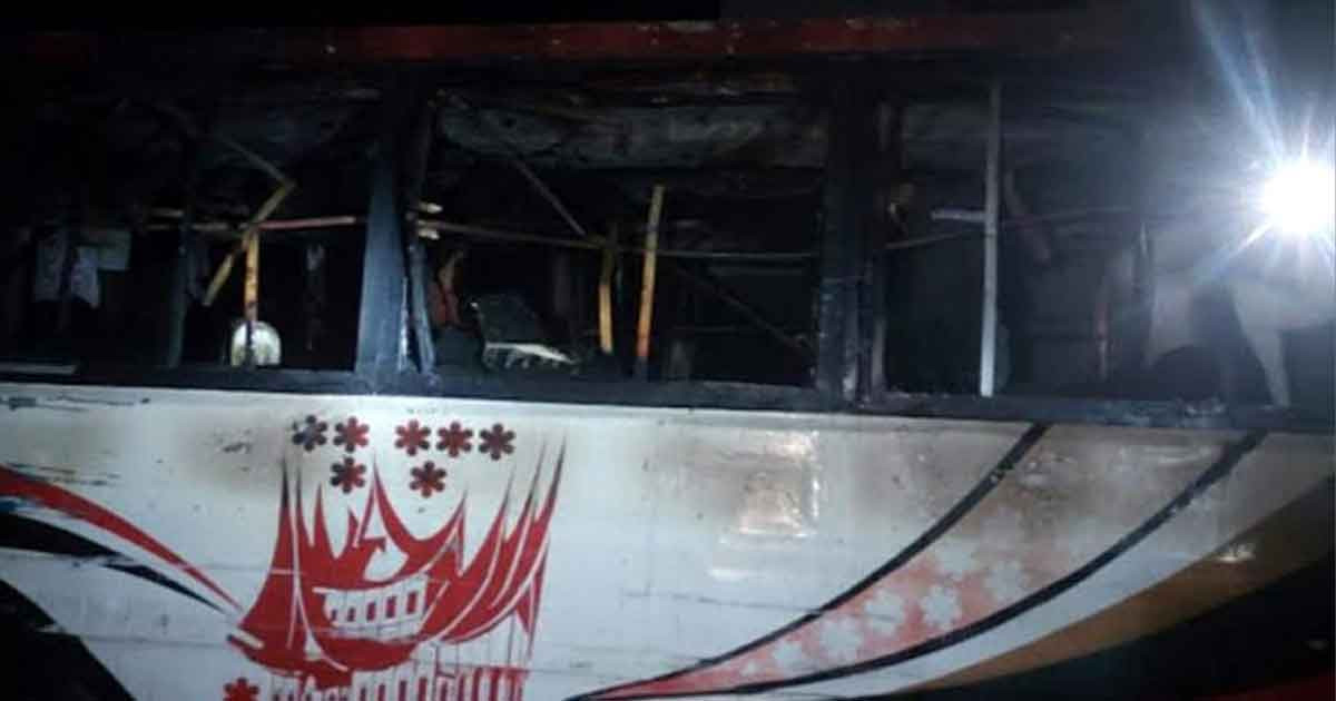 মধ্যরাতে আগুনে পুড়লো দাঁড়িয়ে থাকা বাস