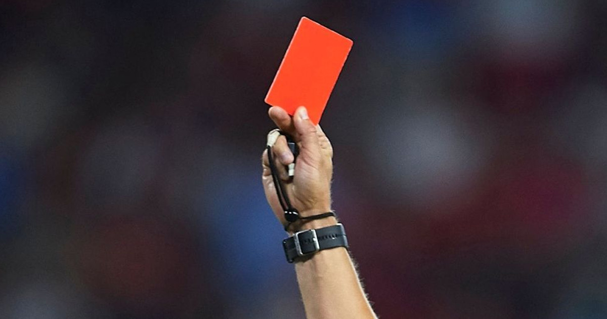 ফুটবল মাঠে ভয়াবহ সংঘর্ষ, এক ম্যাচে ১৭ লাল কার্ড!